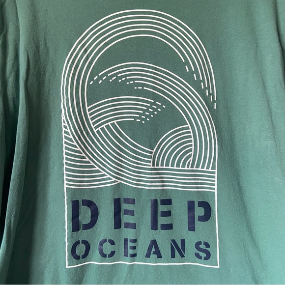 Graphic T-shirt - Picture 1 of 3